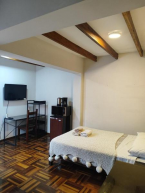 Amplia habitación independiente con baño privado